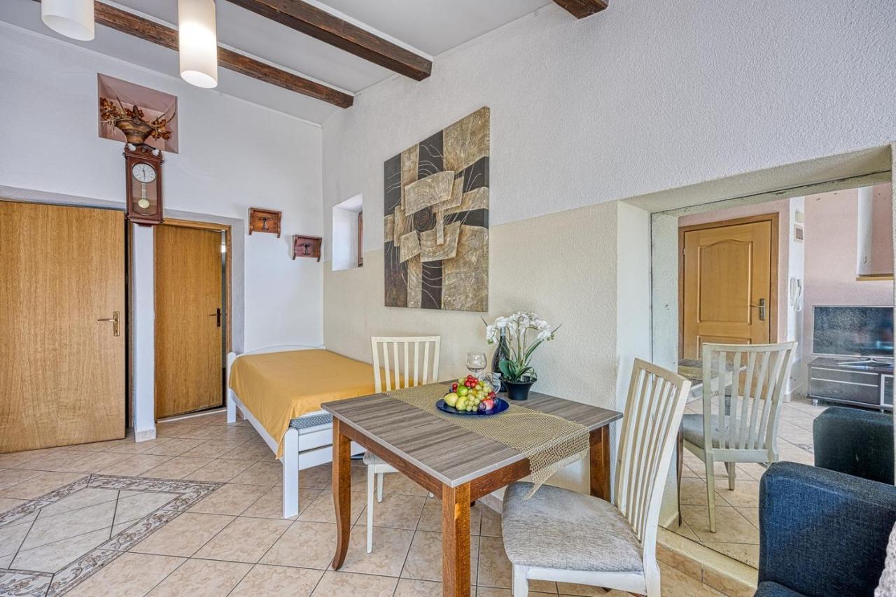 Old Town Apartments In Umag Exterior photo